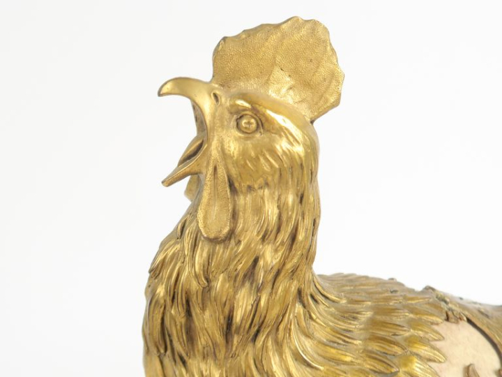 Sculpture fin XIXème début XXème en métal doré gravé et œuf d'autruche