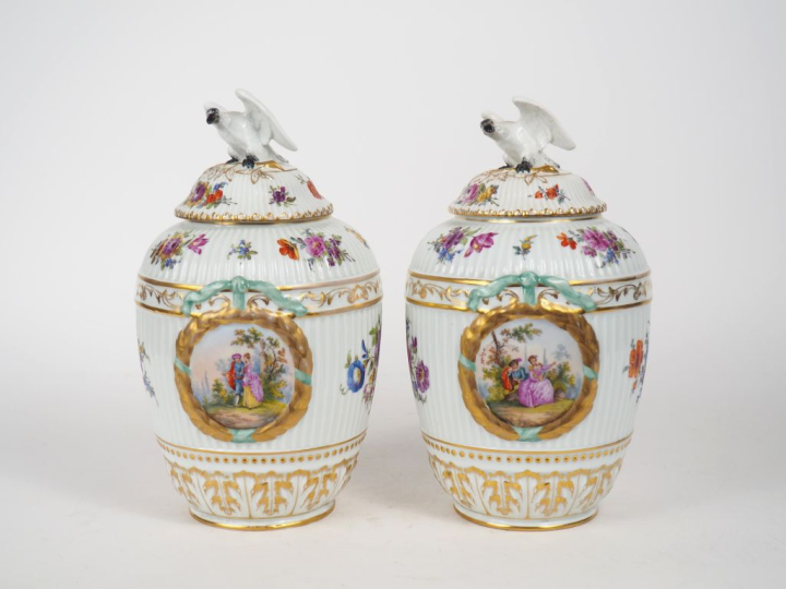 Paire de pots couverts fin XIXème début XXème en porcelaine polychrome