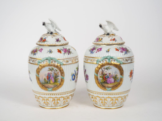 Vente aux enchères Paire de pots couverts fin XIXème début XXème en porcelaine polychrome
