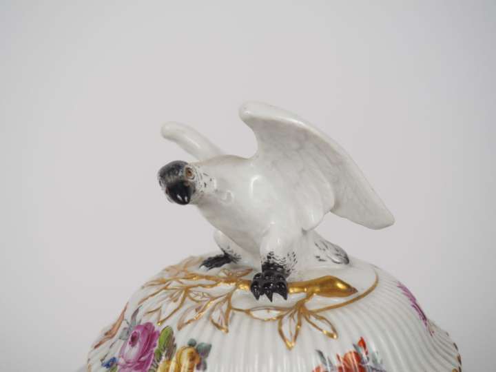 Paire de pots couverts fin XIXème début XXème en porcelaine polychrome