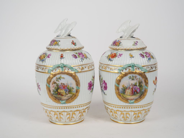 Paire de pots couverts fin XIXème début XXème en porcelaine polychrome