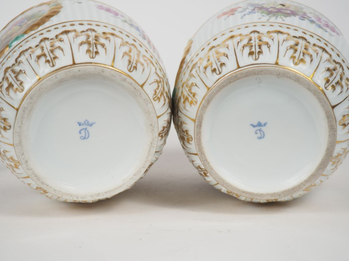 Paire de pots couverts fin XIXème début XXème en porcelaine polychrome