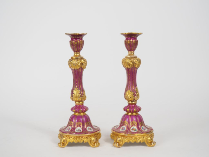 Jacob PETIT.  Paire de bougeoirs en porcelaine de forme balustre à déc