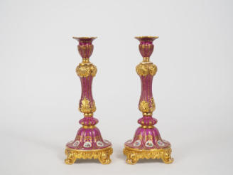 Vente aux enchères Jacob PETIT.  Paire de bougeoirs en porcelaine de forme balustre à déc