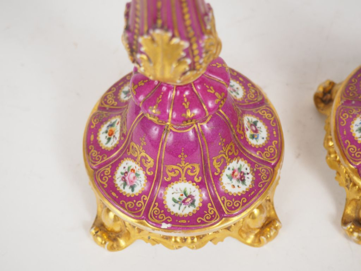 Jacob PETIT.  Paire de bougeoirs en porcelaine de forme balustre à déc