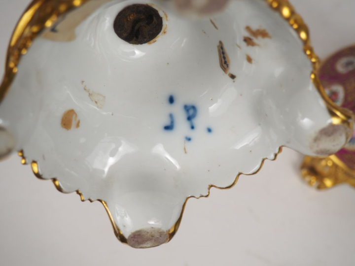 Jacob PETIT.  Paire de bougeoirs en porcelaine de forme balustre à déc