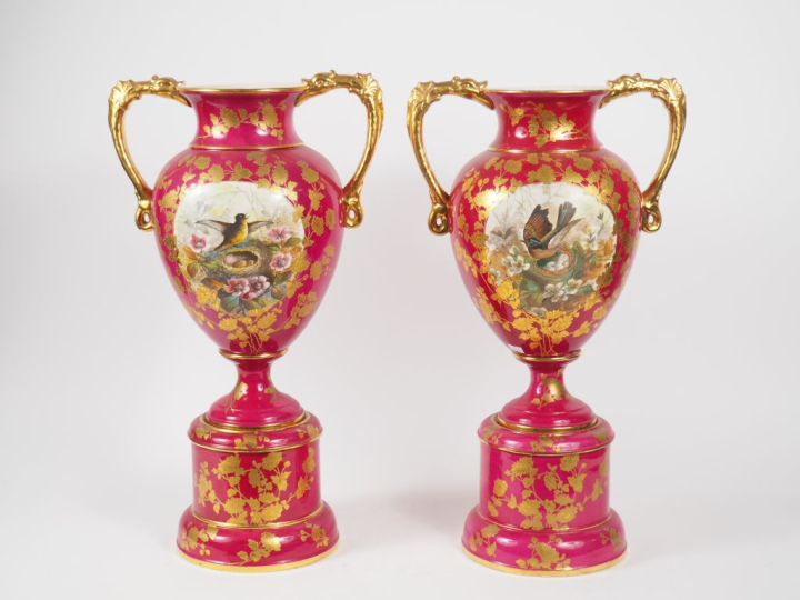 Paire de vases à anses XIXème en faience fine à décor polychrome dans 