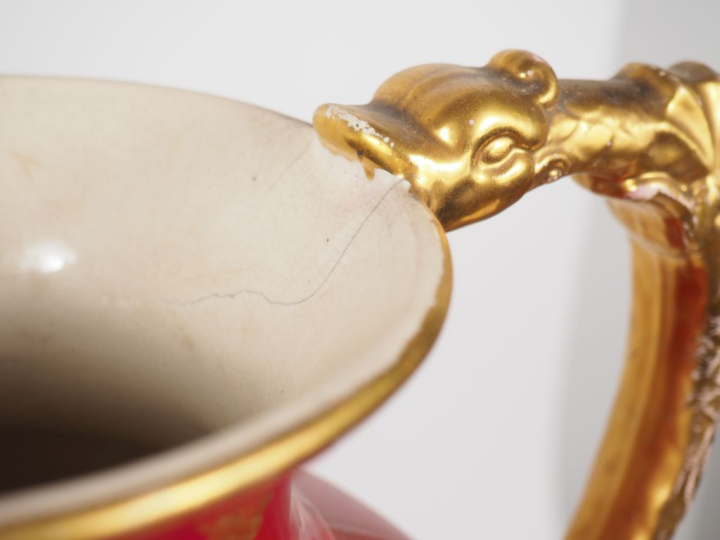 Paire de vases à anses XIXème en faience fine à décor polychrome dans 