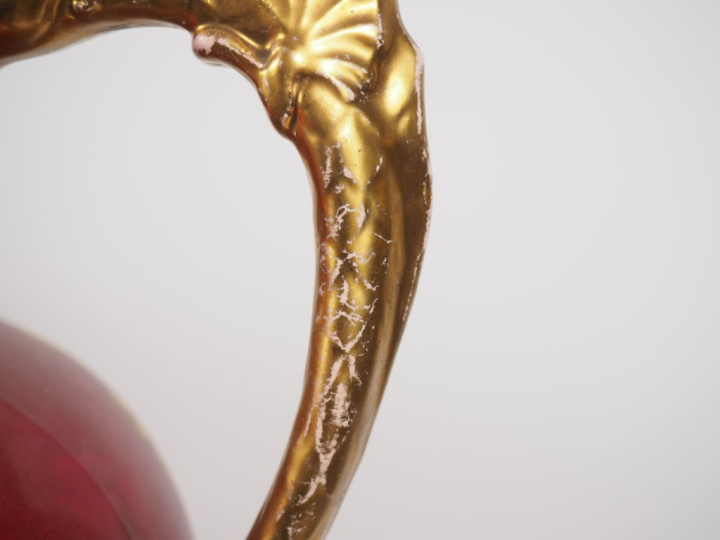 Paire de vases à anses XIXème en faience fine à décor polychrome dans 