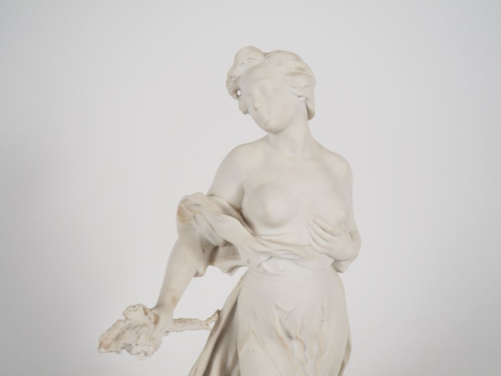 F. CHARPENTIER.  Sujet 1900 en biscuit de Sèvres "jeune femme en buste