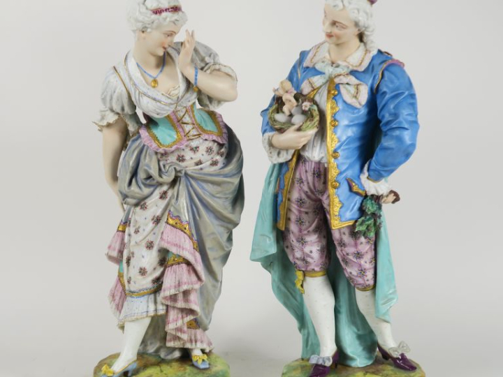 VION   BAURY.  Paire de sculptures en biscuit polychrome figurant un c