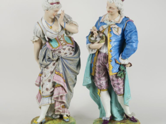 Vente aux enchères VION   BAURY.  Paire de sculptures en biscuit polychrome figurant un c