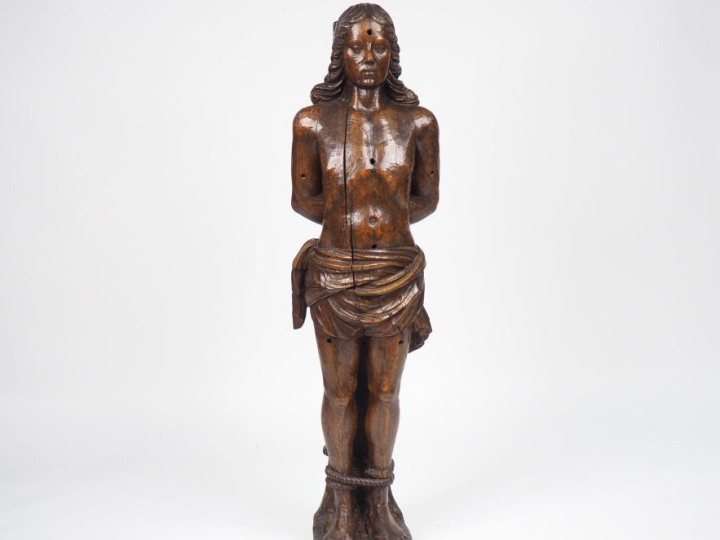 Ecole française XVIIème.  "Saint Sébastien" Grande sculpture en noyer 