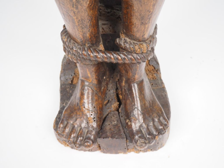 Ecole française XVIIème.  "Saint Sébastien" Grande sculpture en noyer 