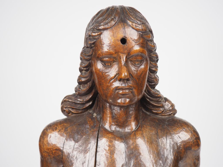 Ecole française XVIIème.  "Saint Sébastien" Grande sculpture en noyer 