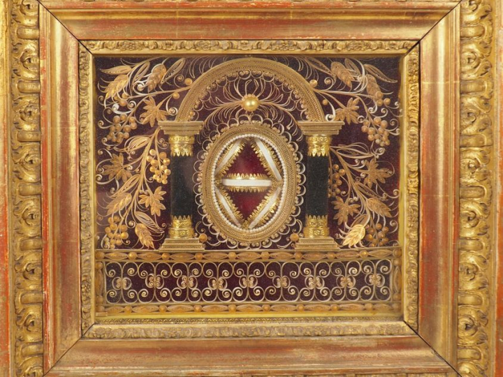 Reliquaire XIXème en paperolle, en forme d'autel de style Empire, dans