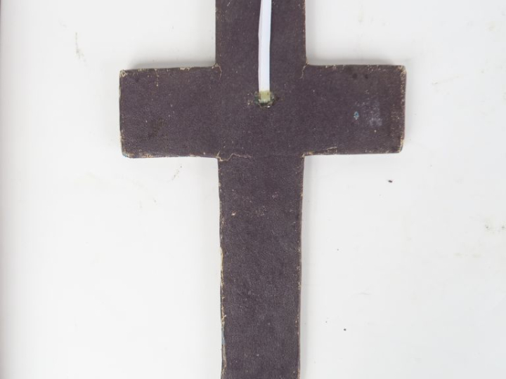 Reliquaire XIXèm en paperolle et carton mâché, en forme de crucifix or