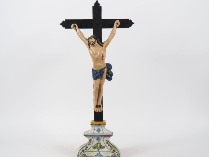 Crucifix en faience polychrome XIXème, socle à décor de fleurs et de f