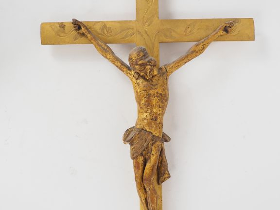 Crucifix de style Louis XV en bois doré.  Dim. 63 x 40 cm