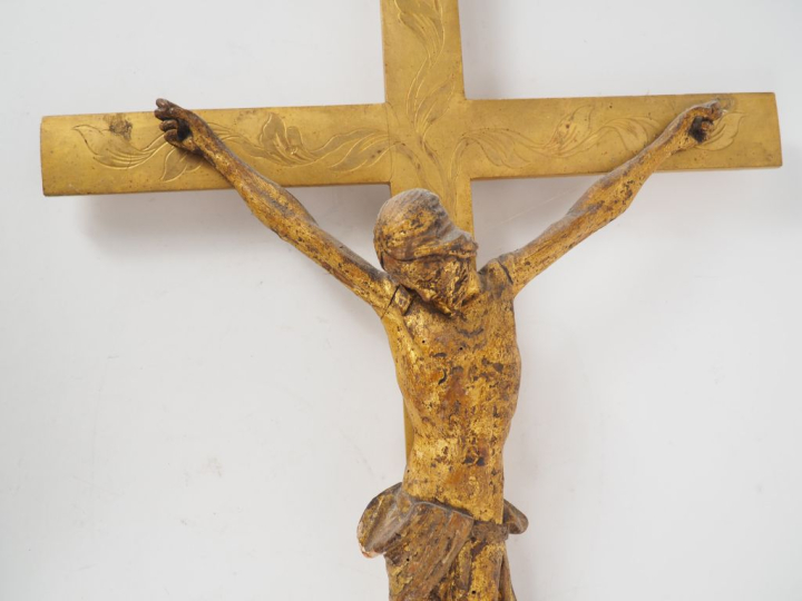 Crucifix de style Louis XV en bois doré.  Dim. 63 x 40 cm