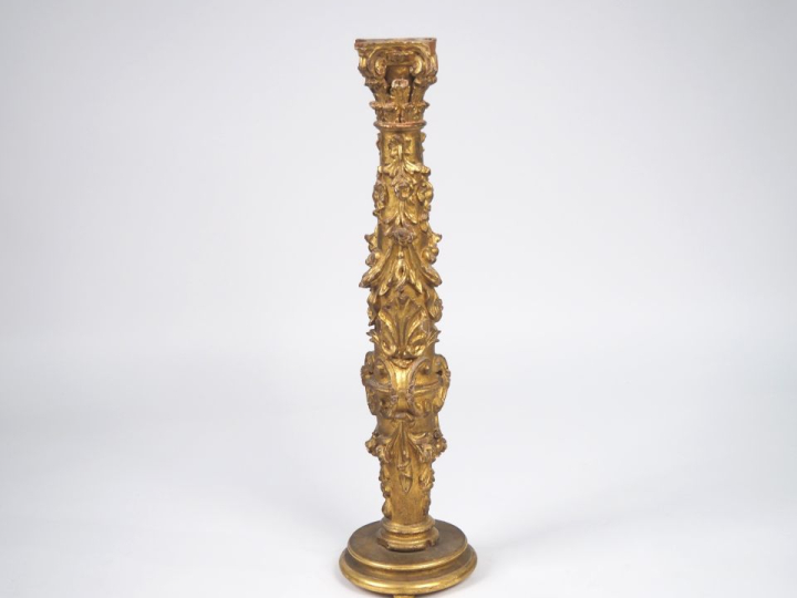 Colonne de style composite XVIIIème en bois sculpté et doré, à décor d