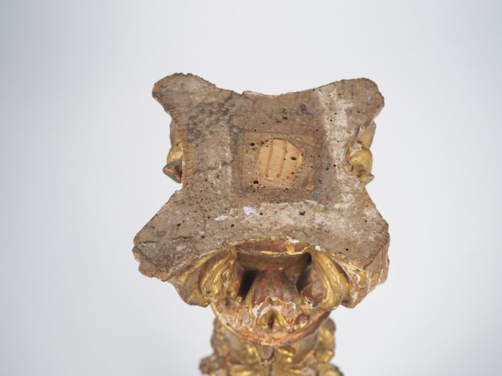 Colonne de style composite XVIIIème en bois sculpté et doré, à décor d