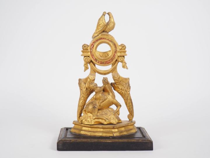 Porte montre de style Louis XVI en bois sculpté et doré, à décor d'ois