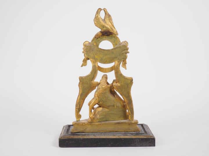 Porte montre de style Louis XVI en bois sculpté et doré, à décor d'ois