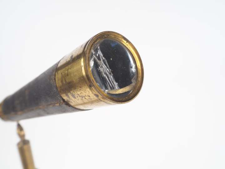 Lunette astronomique en cuir et laiton, sur un piétement tripode, marq