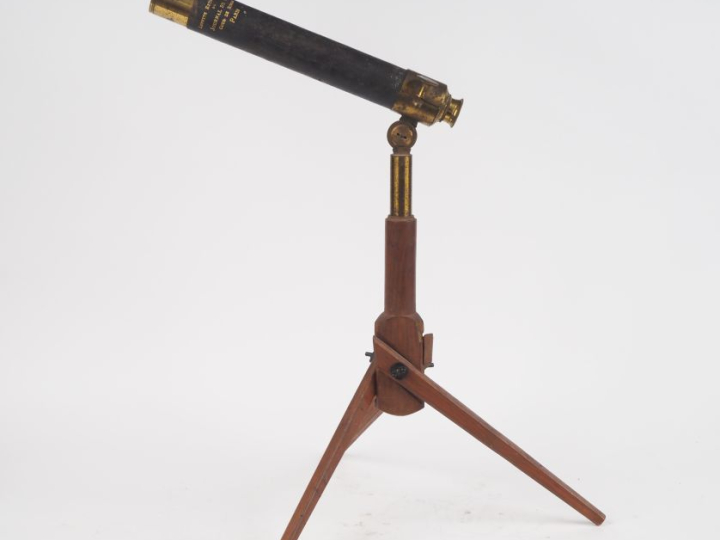 Lunette astronomique en cuir et laiton, sur un piétement tripode, marq