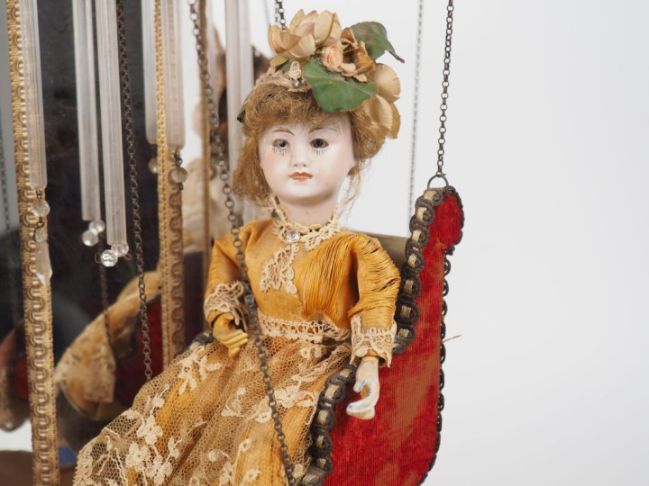 Automate traditionnel fabriqué par Michel Marcu.  Manège mécanique ave