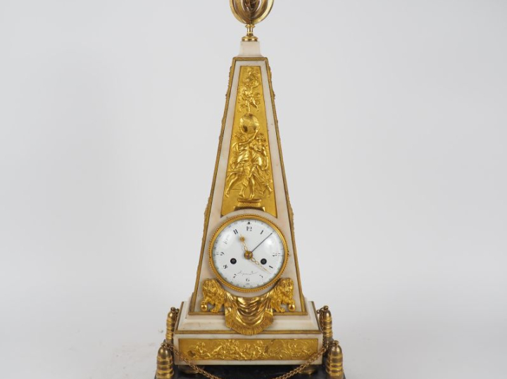 Superbe pendule fin XVIIIème début XIXème en forme d'obélisque en marb