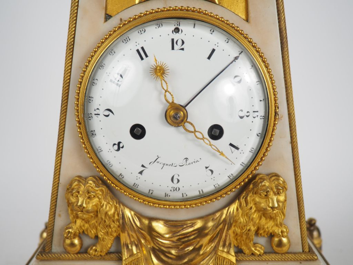 Superbe pendule fin XVIIIème début XIXème en forme d'obélisque en marb