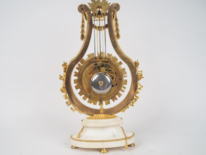 Pendule lyre squelette Louis XVI en bronze ciselé et doré (à deux tons