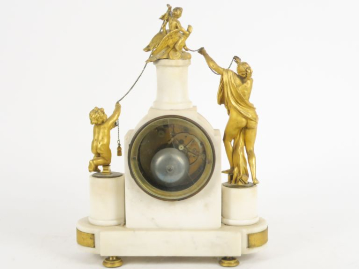 Pendule fin XVIIIème début XIXème en marbre blanc et bronze doré, à dé