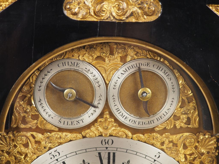 Pendule anglaise début XIXème en placage d'ébène, bois noirci et métal