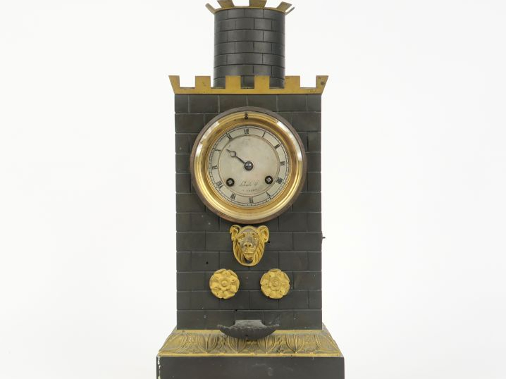 Pendule borne automate Restauration en bronze, patiné vert et doré en 