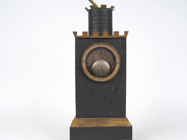 Pendule borne automate Restauration en bronze, patiné vert et doré en 