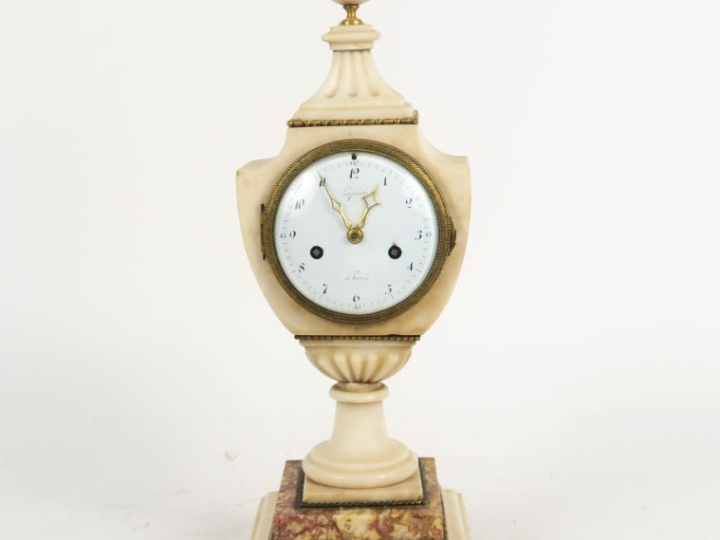 Pendule Empire en albâtre et marbre, en forme d'urne signée Lepaute à 