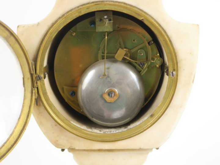 Pendule Empire en albâtre et marbre, en forme d'urne signée Lepaute à 