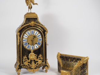 Vente aux enchères Cartel Régence en marqueterie Boulle écaille brune et bronze doré, à d