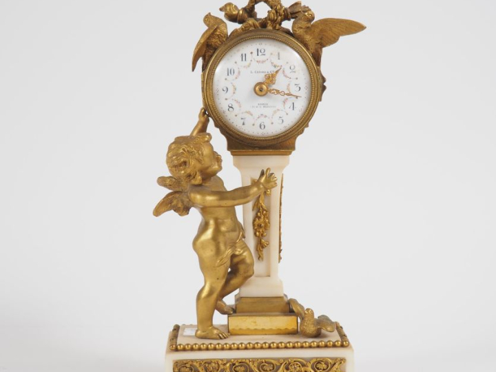 Pendulette d'alcove de style Louis XVI en marbre blanc et bronze doré,