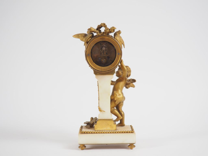 Pendulette d'alcove de style Louis XVI en marbre blanc et bronze doré,