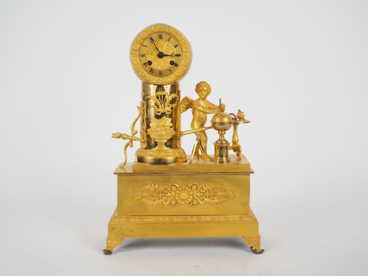 Pendule début XIXème en bronze doré, à décor d'une allégorie de l'amou