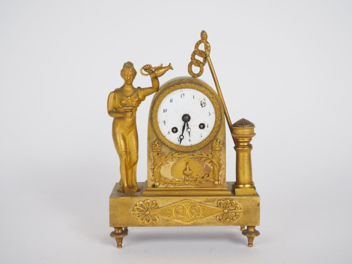 Pendulette d'alcove XIXème en bronze doré à décor de femme à l'antique