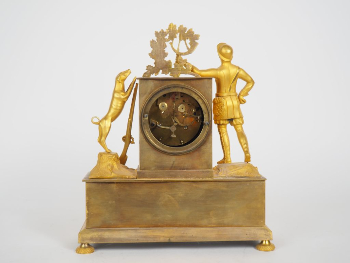 Pendule borne Restauration en bronze doré à décor de chasseur, de son 