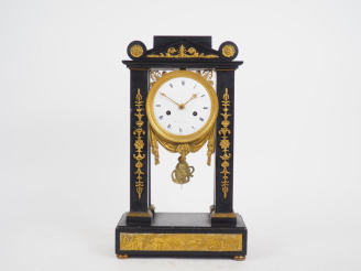 Vente aux enchères Pendule portique XIXème en marbre noir et bronze doré, à décor d'amour