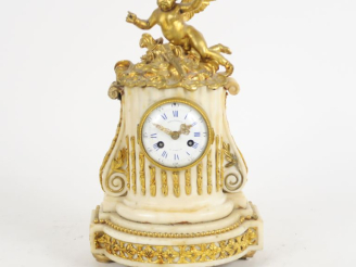 Vente aux enchères Pendule borne de style Louis XVI en albatre et bronze à décor d'amour,