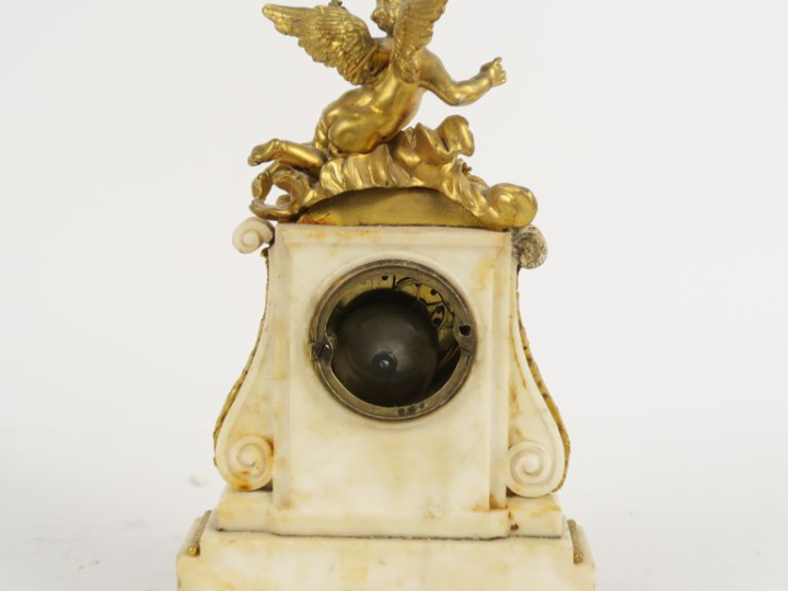 Pendule borne de style Louis XVI en albatre et bronze à décor d'amour,