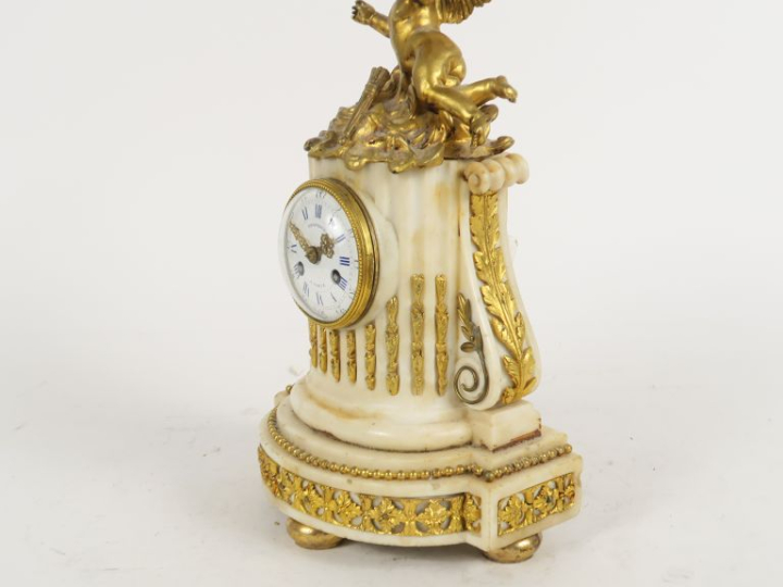 Pendule borne de style Louis XVI en albatre et bronze à décor d'amour,